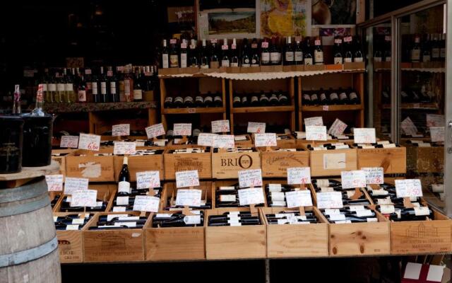 Oops! Latin quarter by Hiphophostels