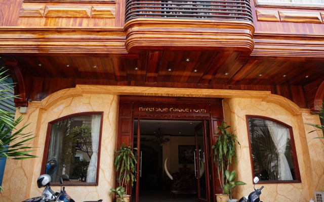 Charming Riverside Hotel