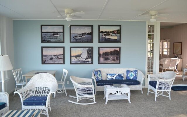 Buzz's Lakeside Inn
