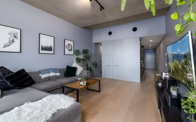 Stunning 1BR Apartment With Water Views