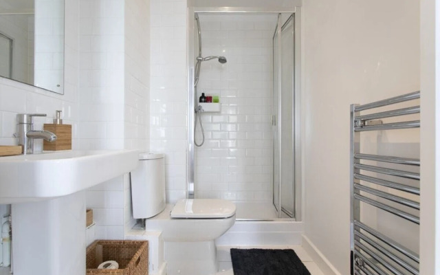 Bright & Modern 2-bed Apt W/balcony in Greenwich