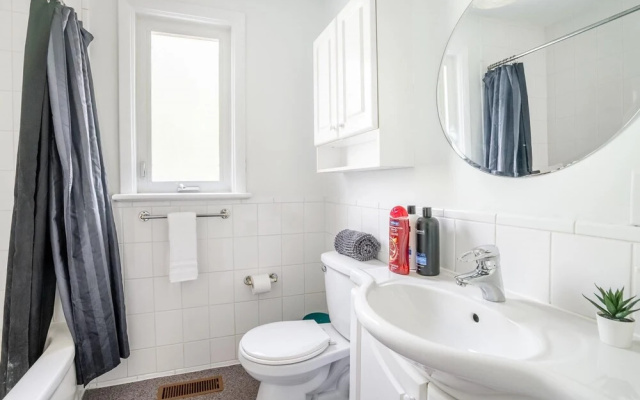4BR Family Home - Sleeps 9 - w Private Pool Hot Tub