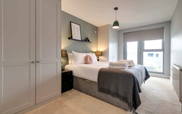 Spacious Modern Camberwell Apartment