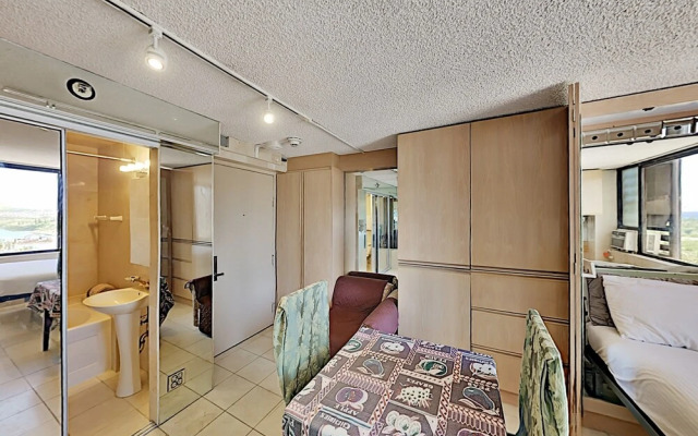 Hawaiian Monarch 1607 Condo by Redawning