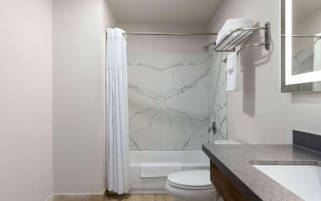 Days Inn by Wyndham Bakersfield