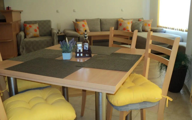 Meni Apartments and Guest Rooms