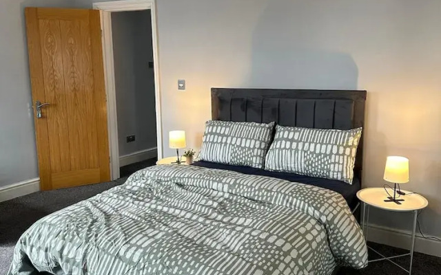 Cozy Manchester House - Stay With Host Onsite