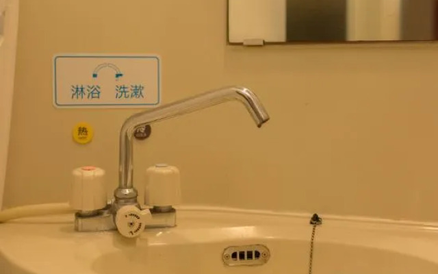 100 Inn (Shanghai Changhai Hospital & Xiangyin Road Metro Station)