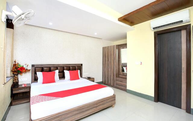OYO 15030 Hotel ESS PEE Grand