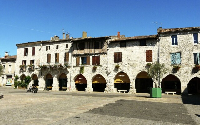 Warm Mansion with Swimming Pool in Sigoules France