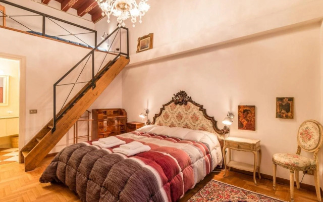 Fenice Backstage over Canal