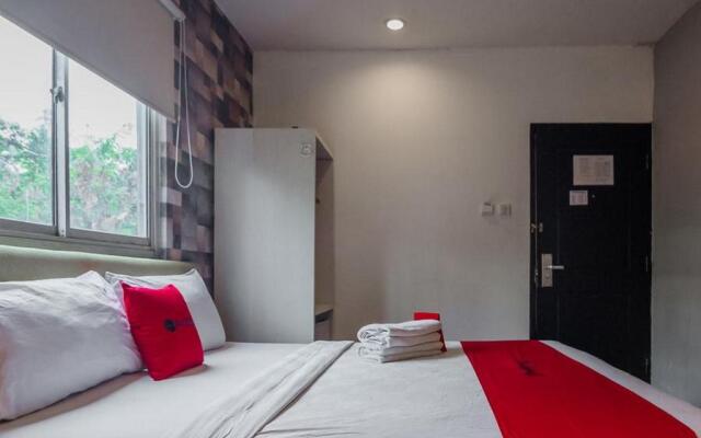 RedDoorz Plus near Mangga Besar Station 2