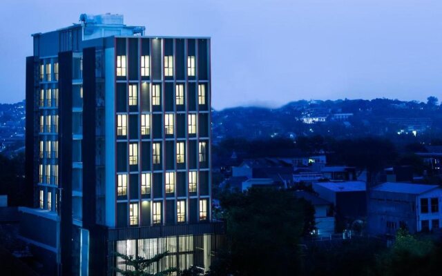 Up-Peak Hotel Simpang Lima Semarang Powered by Archipelago
