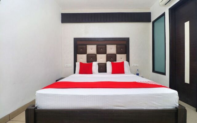 OYO 19392 Hotel Lexis