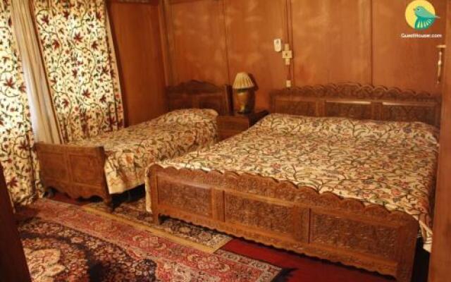 2 BHK Houseboat in Raj bagh, Srinagar, by GuestHouser (3AA6)