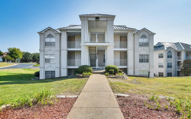 Condo w/ Pool ~ 2 Mi to Table Rock Lake!
