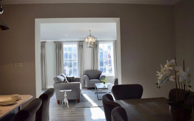 Modern 3 Bedroom Penthouse in Templebar