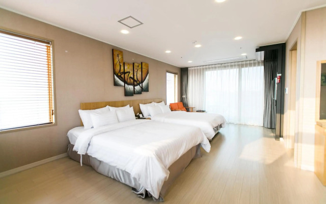 Rich Hotel