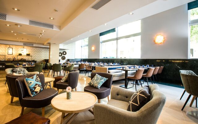 Отель Leonardo Hotel Barcelona Gran Via