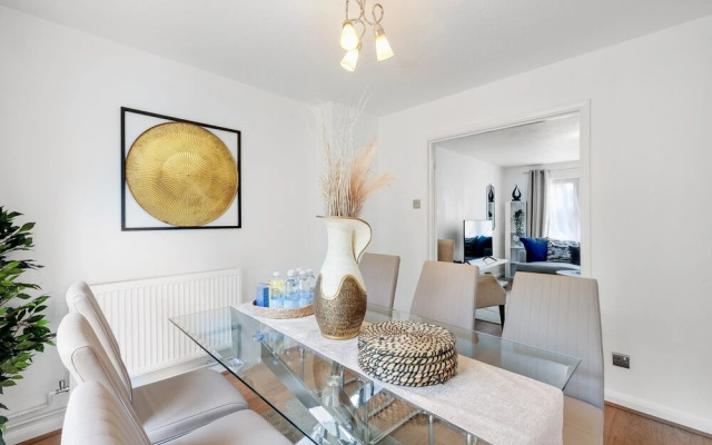 Sharp Close 4 Bedroom 2 Bath - Aylesbury