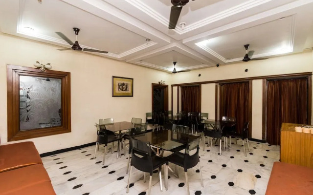 OYO 4621 Hotel Camac Plaza