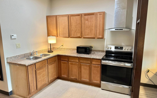 Days Inn & Suites by Wyndham Houston / West Energy Corridor