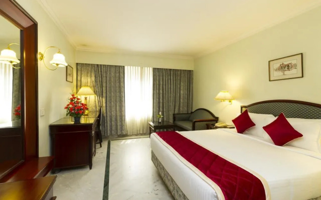 OYO Premium Majestic Freedom Park