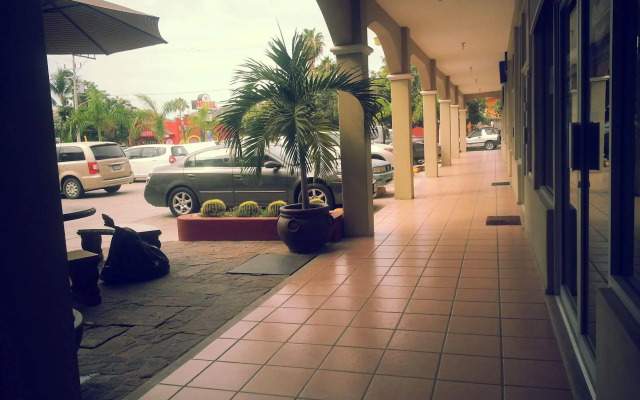 Hotel & Plaza Los Arcos