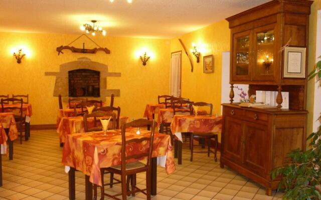 Hôtel Les Voisins Beaucemaine