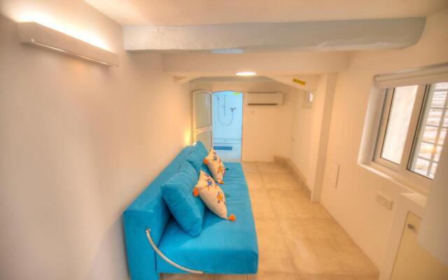 Spacious maisonette with spectacular views IBRI1-1