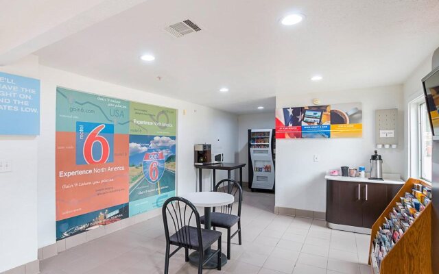 Motel 6 Grand Prairie, TX - Near Six Flags Drive
