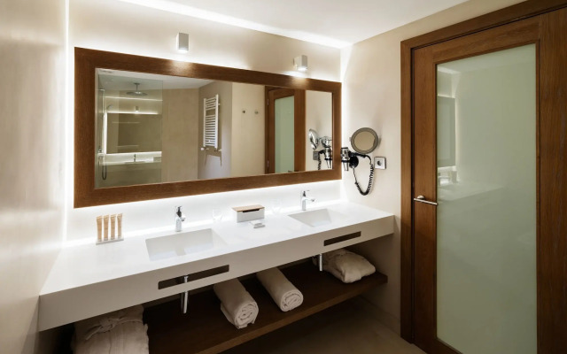 Lamaro Hotel