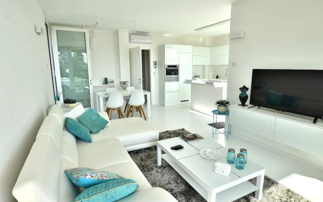 The White Apartment With Pool