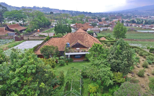 Vila Bunga Merah Gelatik