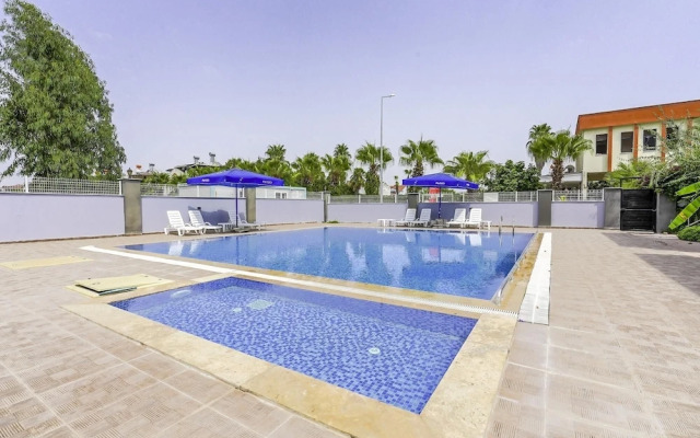 Flat w Shared Pool and Balcony 8 min to Beach