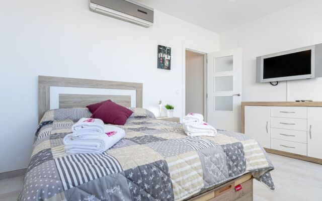 Modern Furnished Apartment Near Shops and Restaurants