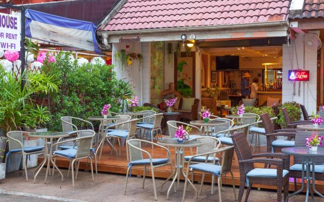 Karon Sunshine Guesthouse & Bar