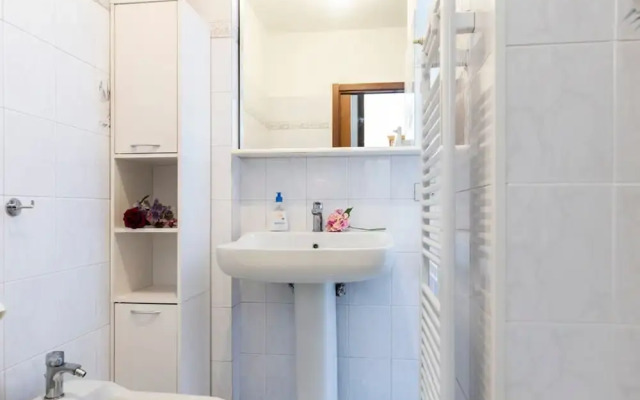 Pisani 4 in Monza With 1 Bathrooms