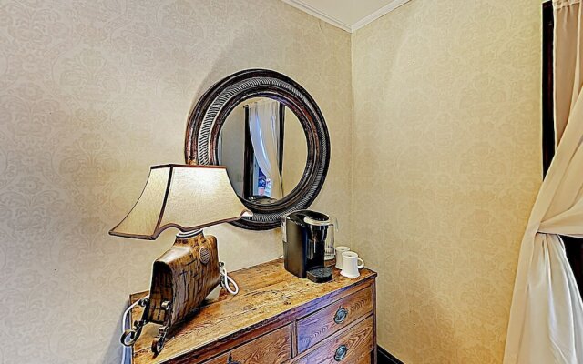 New Listing! The Windsor Suite At De La Vina Inn Studio Bedroom Hotel Room