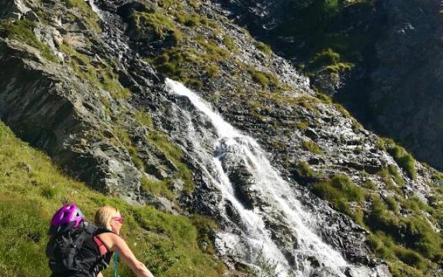 Appartement avec jacuzzi dans chalet privé, grande terrasse, parking gratuit