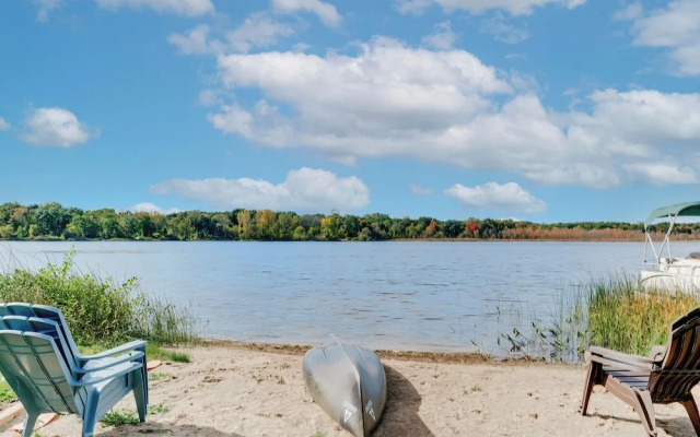 Lakefront Orion Twp. Home w/ Fire Pit & Kayak!