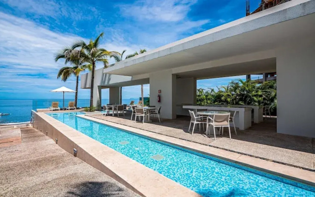 Oceanfront 1BR With Balcony - Sea View Pools