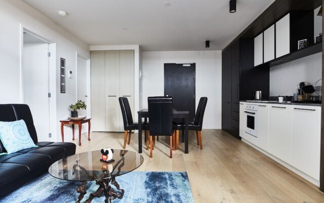 Sleek Arthouse Apartment With Pool Close to City