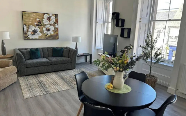 Family - Central - Parking - Wifi - Sleeps 4