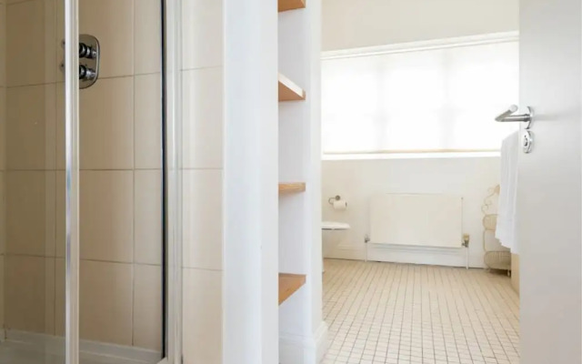 Beautiful Modern 4 Bed Home Near River