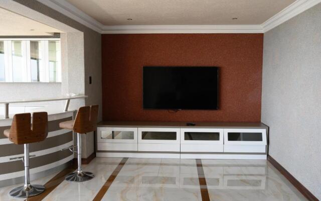 Luxury Point Waterfront Apartment at The Spinaker