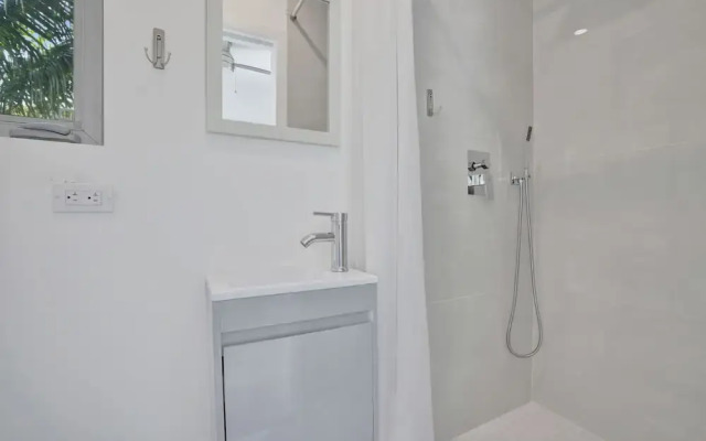 Sunshine Getaway Sleeps 4!