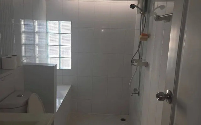 Charming 3-bedroom House With Pool Near Lat Krabang Airport
