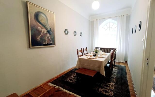 Unique Spacious Classic 3bedroom Midtown Apartment ! FREE parking ! BILLIARD room !