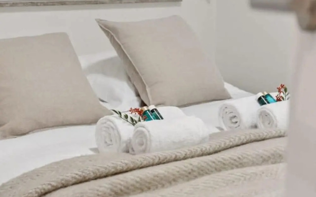 Centrally Located 2 Bedroom Apartment With Parking